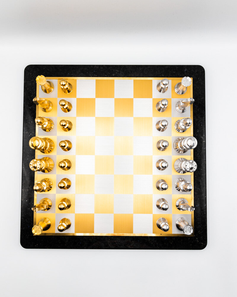 Eksklusivt skakspil udført i rhodineret og forgyldt sterling sølv