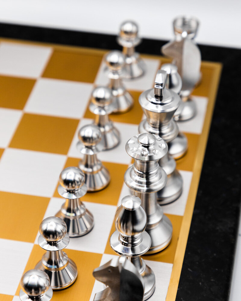 Eksklusivt skakspil udført i rhodineret og forgyldt sterling sølv